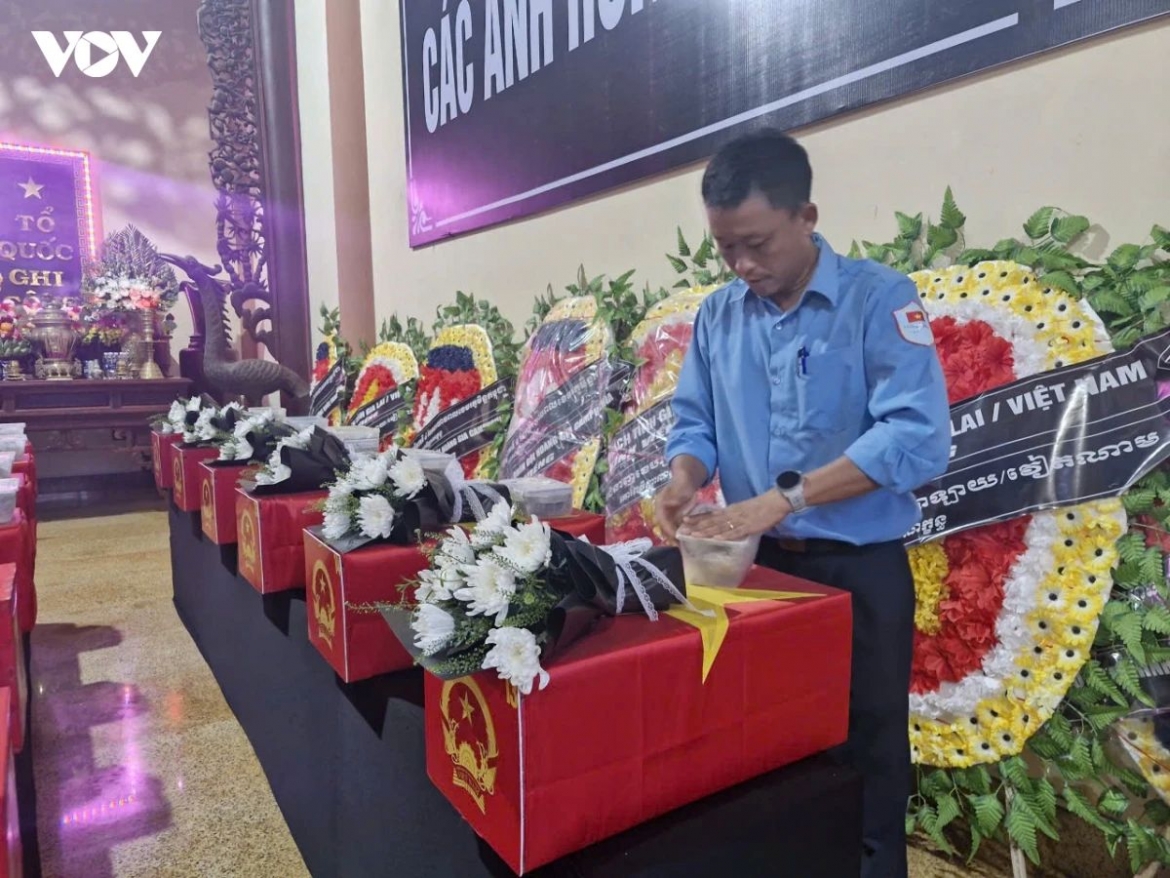 Gia Lai province has received the remains of 18 Vietnamese volunteer soldiers and experts recovered from Cambodia, honouring their sacrifice during international service missions