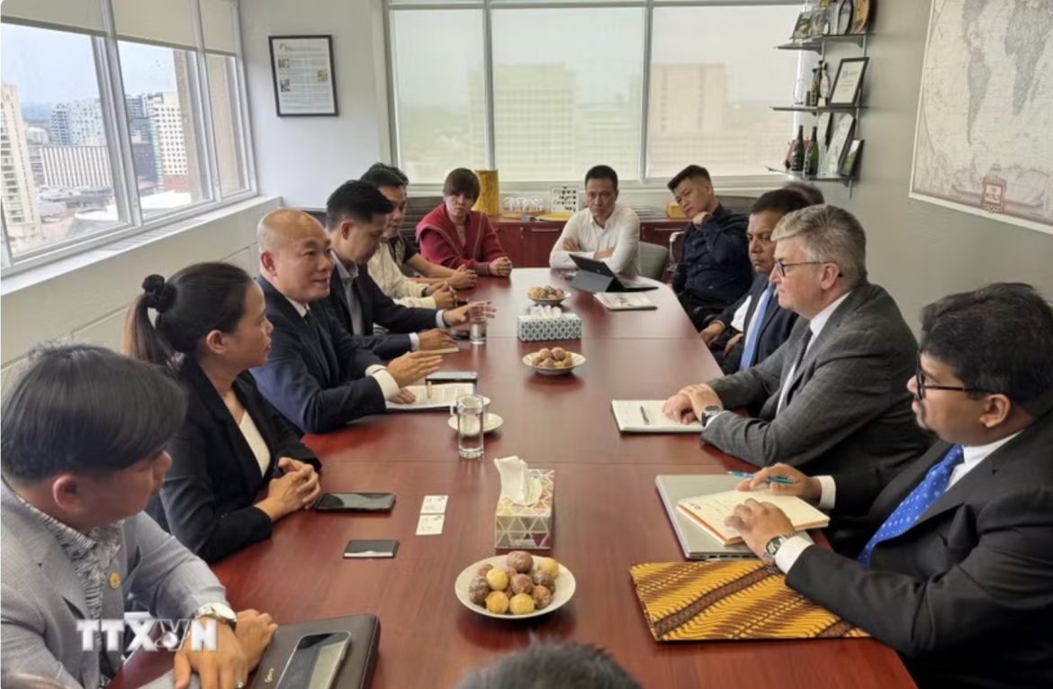 Representatives of both sides discuss the implementation of a new cooperation project for the 2026-2030 period. (Photo: VNA)