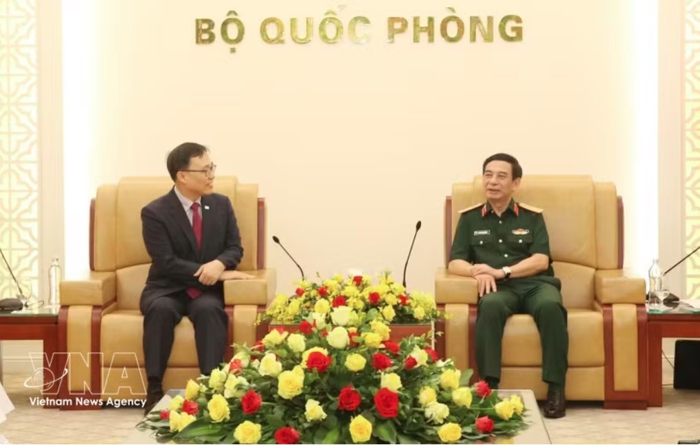 Deputy Prime Minister and Minister of National Defence General Phan Van Giang (R) and Ambassador of the Republic of Korea to Vietnam Choi Young Sam at their meeting on June 2 (Photo: VNA)