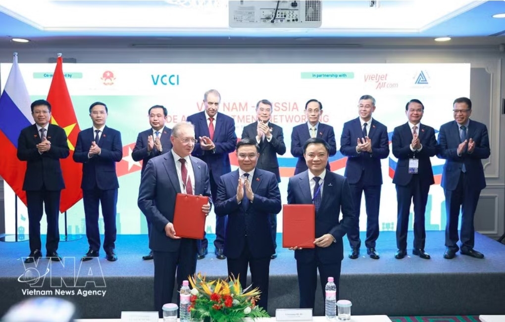 Prime Minister Le Minh Hung witnesses the handover of the investment certificate for the PSC of Blocks 01/17 and 02/17 on Vietnam’s continental shelf between Petrovietnam and Russia’s Zarubezhneft Group. (Photo: VNA)