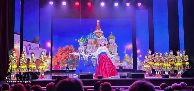 A performance at the international cultural festival in Artyom city of Russia’s Primorye region on June 23 (Photo: VNA)