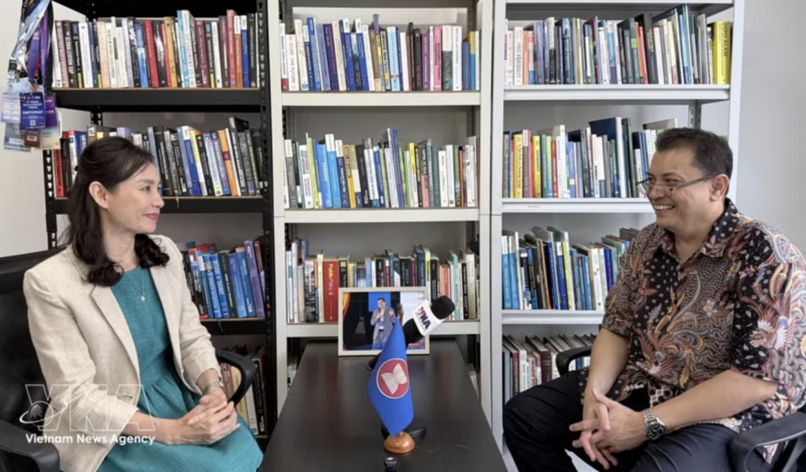 Dr. Arisman (right), Executive Director of Indonesia’s Centre for Southeast Asian Studies (CSEAS), grants an interview to a Vietnam News Agency correspondent in Jakarta (Photo: VNA)