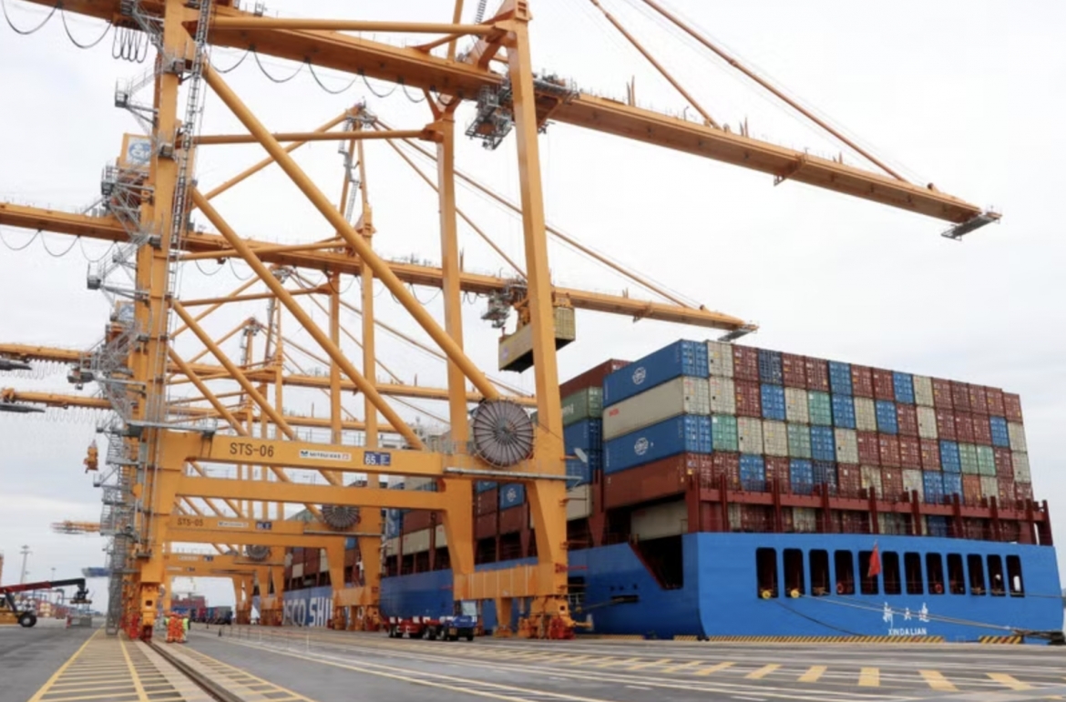 Containers are loaded at TIL Port Hai Phong International Container Terminal. (Photo: VNA)