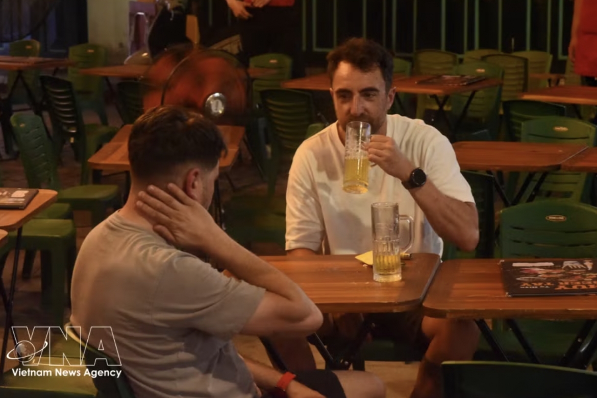 Tourists enjoy beer on Ta Hien Street in Hanoi (Photo: VNA)