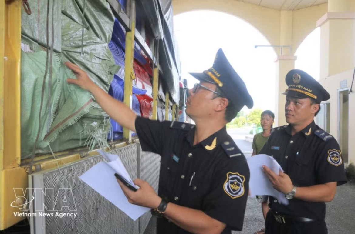 Customs officers check goods transported via Tinh Bien international border gate in An Giang province. (Photo: VNA)