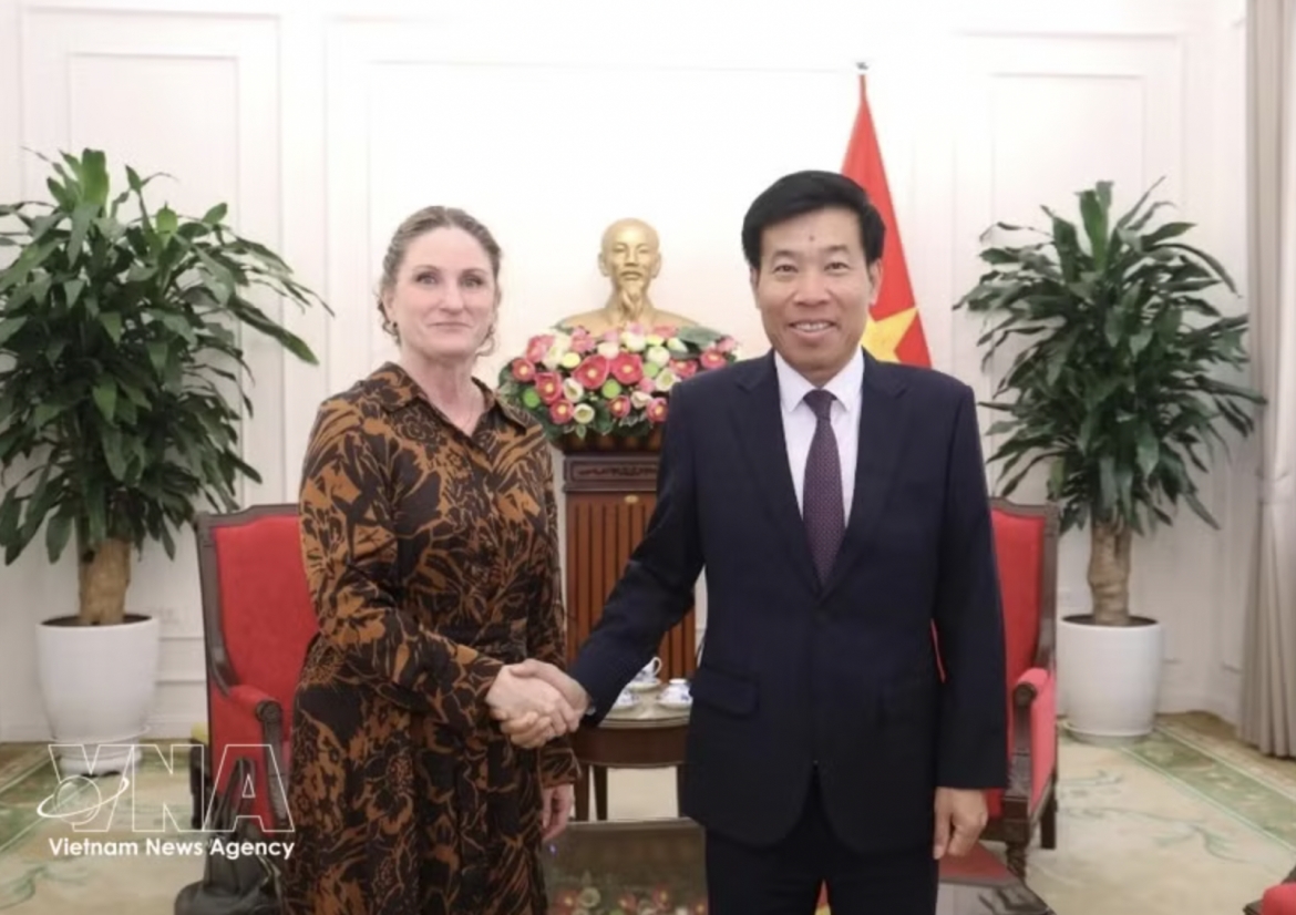 Deputy Minister of Foreign Affairs Nguyen Manh Cuong (right) receives New Zealand Ambassador to Vietnam Caroline Beresford in Hanoi on June 23. (Photo: VNA)