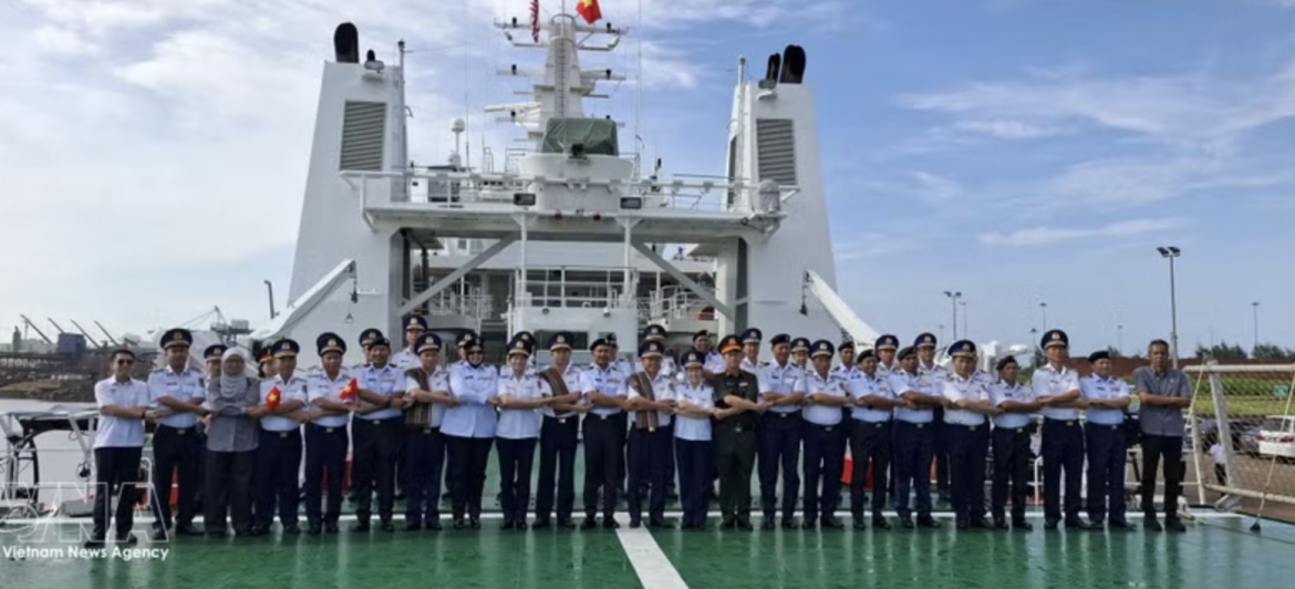 Representatives of the Vietnam Coast Guard and the Malaysia Maritime Enforcement Agency (MMEA) in Pahang pose for a photo on the deck of CSB 8005. (Photo: VNA)
