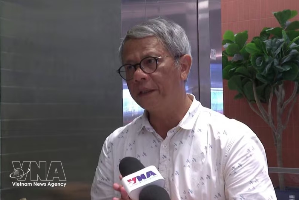 Thai scholar Supalak Ganjanakhundee talks to the Vietnam News Agency. (Photo: VNA)