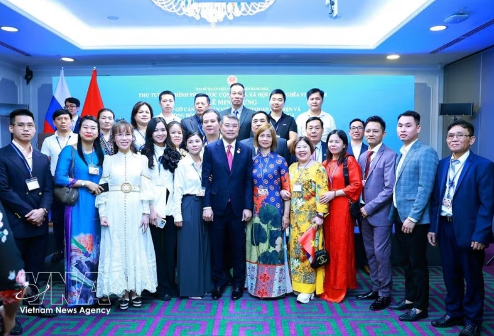 PM Le Minh Hung, staff of the Vietnamese agencies, and representatives of the Vietnamese community in Russia at the meeting in Kazan on June 17. (Photo: VNA)