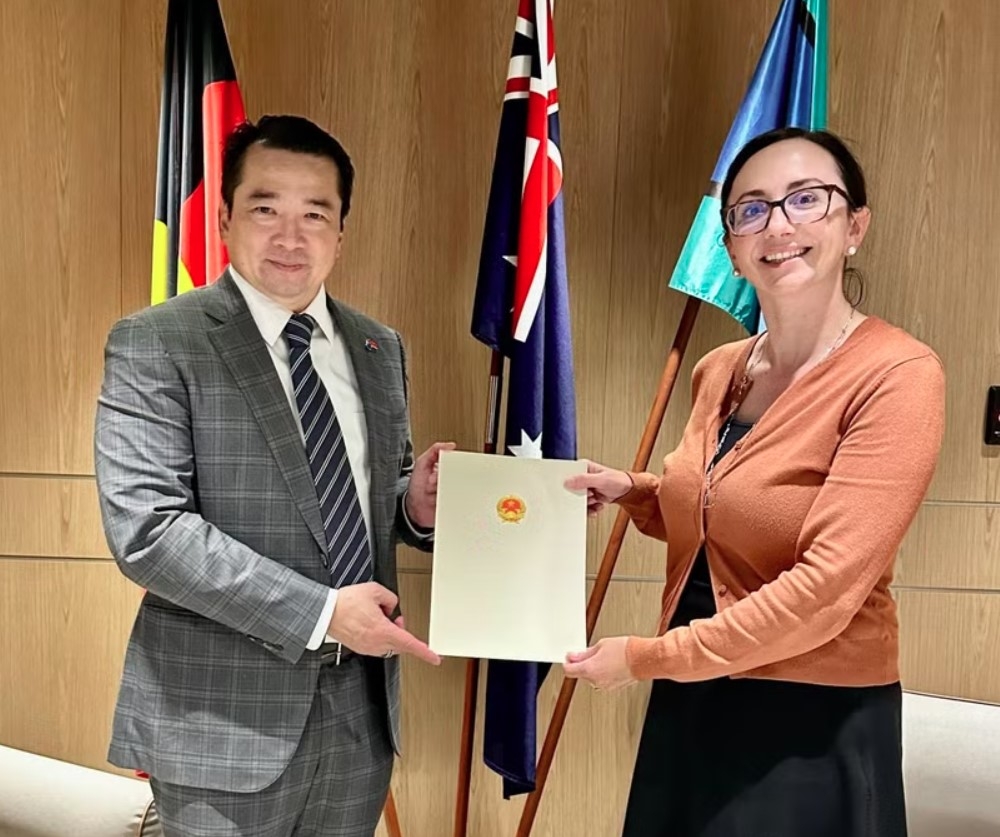 Vietnamese Consul General in Perth Pham Hai Anh (L) meets with Pamela Currie, Director of the Western Australia Office of Australia's Department of Foreign Affairs and Trade (DFAT), in Perth on June 4 (Photo: VNA)