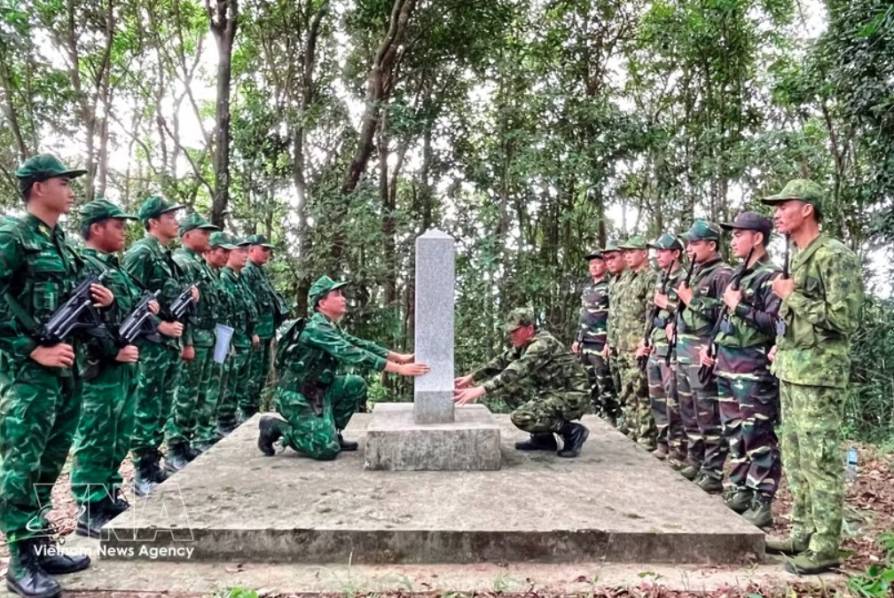 The bilateral patrol contributes to maintaining stability in the border area and strengthening the special solidarity and comprehensive cooperation between Vietnam and Laos. (Photo: VNA)