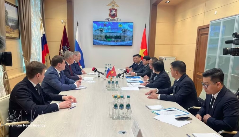 A delegation from the Hanoi Department of Public Security holds a meeting with the Moscow Main Directorate of Internal Affairs on June 4, 2026, focusing on security and public order, tackling crime, and implementing bilateral agreements. (Photo: VNA)