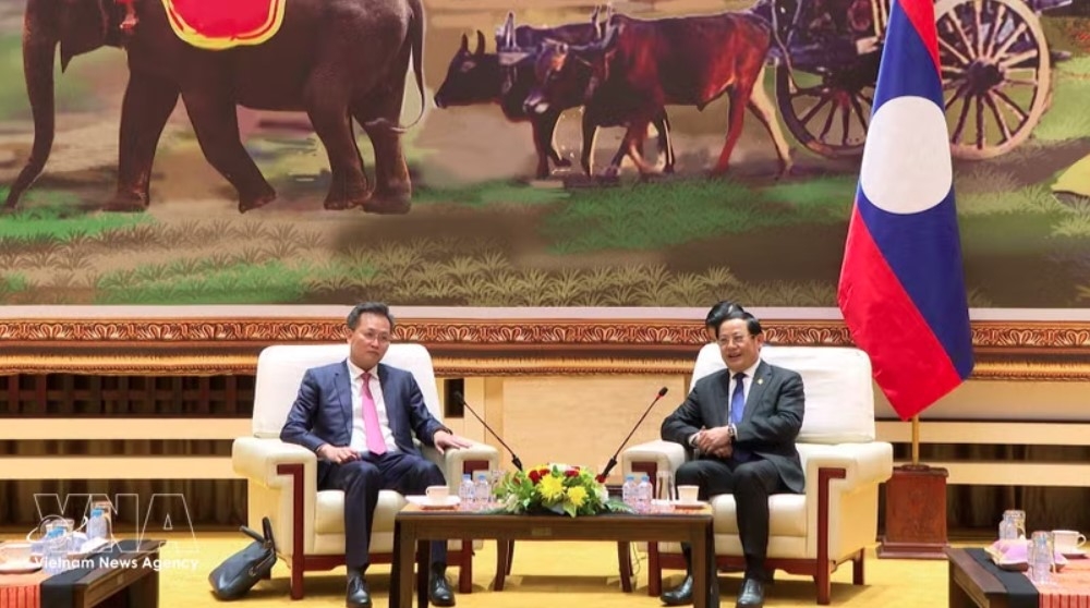 Lao PM Sonexay Siphandone (right) receives Vietnamese Auditor General Nguyen Huu Nghia in Vientiane on June 25, 2026. (Photo: VNA)
