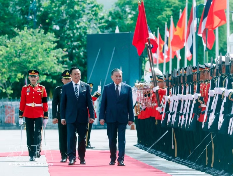 Party General Secretary and State President To Lam and Thai Prime Minister Anutin Charnvirakul review the guard of honour of the Royal Thai Armed Forces on May 28. (Photo: VNA)