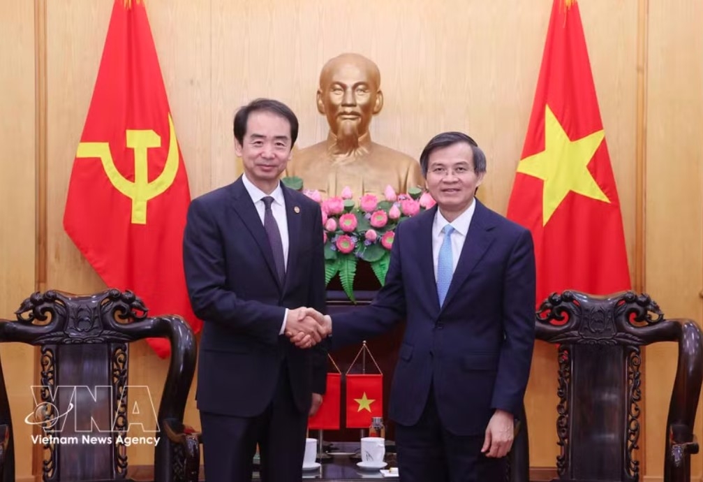 Politburo member and Director of the Ho Chi Minh National Academy of Politics (HCMA) Doan Minh Huan (R) receives Chinese Ambassador to Vietnam He Wei in Hanoi on June 1 (Photo: VNA)
