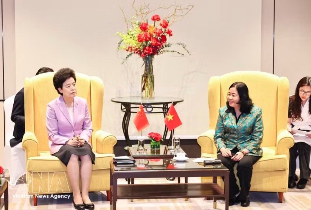 Politburo member, Secretary of the Party Central Committee and President of the Vietnam Fatherland Front (VFF) Central Committee Bui Thi Minh Hoai (R) and Vice Chairperson of the National Committee of the Chinese People's Political Consultative Conference (CPPCC) Xian Hui. (Photo: VNA)