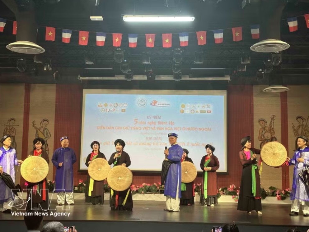Teachers consider "Quan ho" folk singing one of the effective methods for teaching Vietnamese to learners. (Photo: VNA)