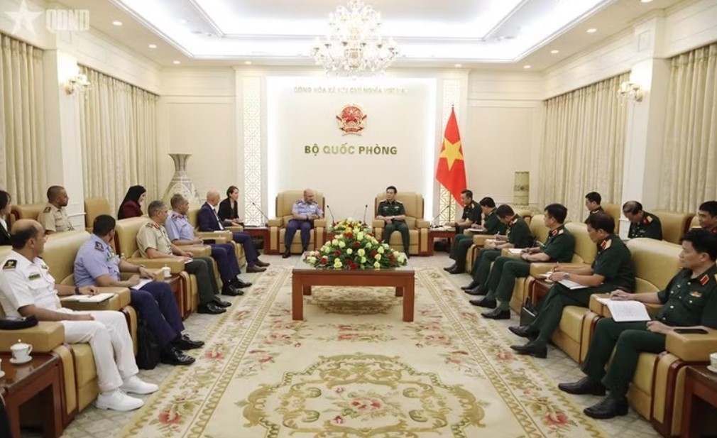 An overview of the reception for visiting Undersecretary of the UAE Ministry of Defence Lt. Gen. Ibrahim Nasser Mohammed Al Alawi in Hanoi on June 29 (Photo: qdnd.vn)