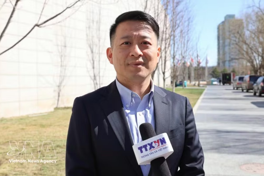 Professor Qu Qiang of the Minzu University of China and commentator for China Global Television Network (CGTN) in an interview with the Vietnam News Agency’s resident correspondent in Beijing (Photo: VNA)