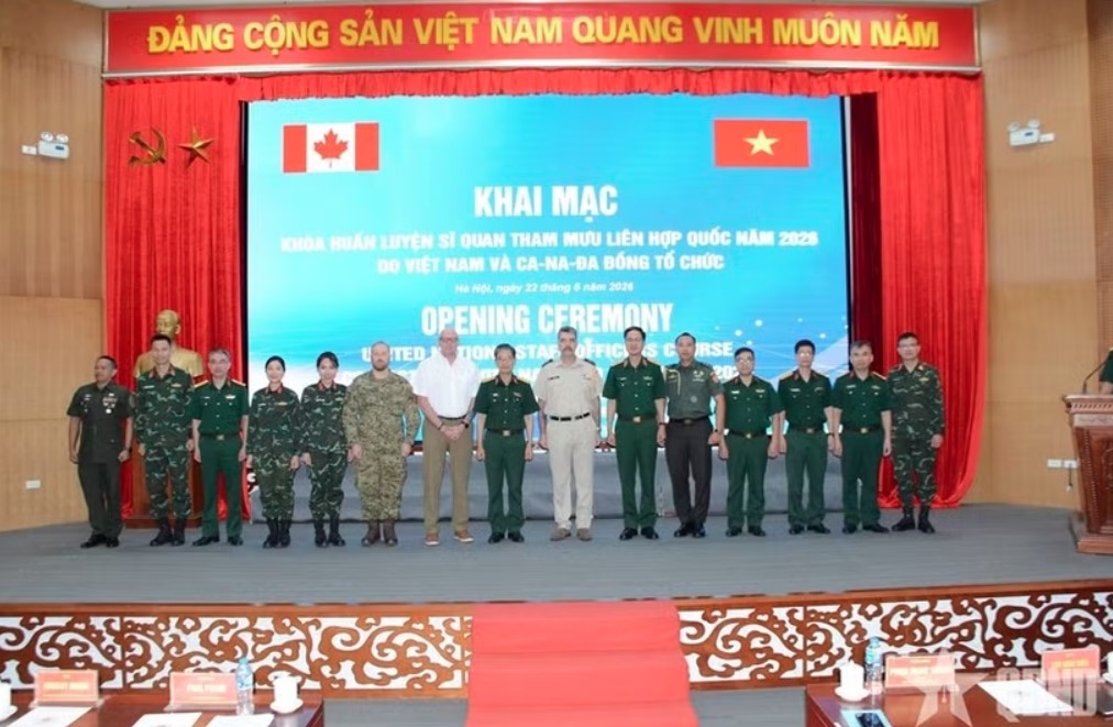 Officials of the Vietnam Department of Peacekeeping Operations, together with delegates and instructors, attend the opening ceremony of the United Nations Staff Officer Course (UNSOC) on June 22. (Photo: qdnd.vn)