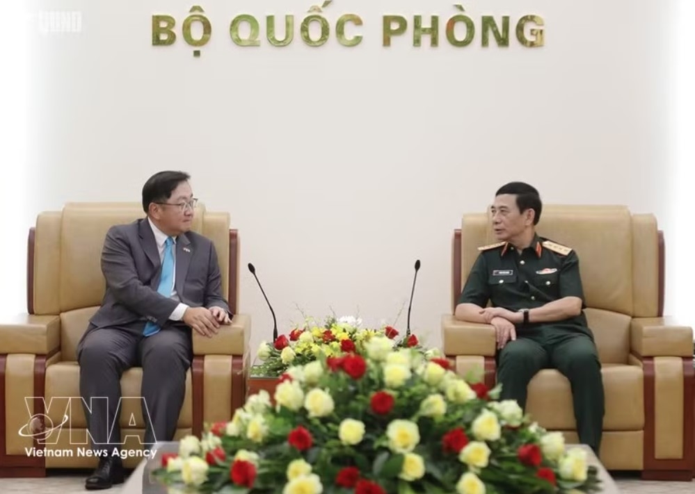 Vietnamese Deputy Prime Minister and Minister of National Defence General Phan Van Giang (right) receives Malaysian Ambassador Dato' Tan Yang Thai. (Photo: qdnd.vn)