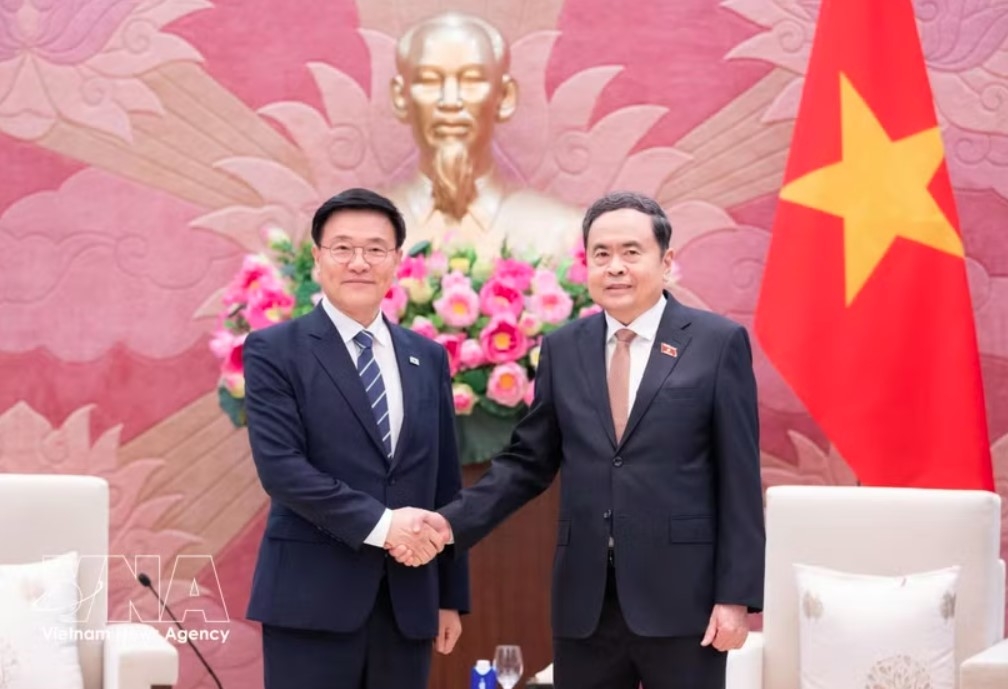 NA Chairman Tran Thanh Man (R) and Director of the Kimhakmin E-roun Institute for Economic Research Prof. Kim Hak-min (Photo: VNA)