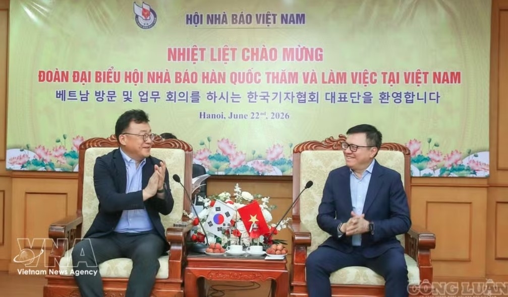 President of the Vietnam Journalists Association Le Quoc Minh (right) and President of the Journalists Association of Korea Park Jong-hyun at the meeting in Hanoi on June 22 (Photo: VNA)