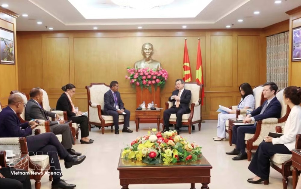 A view of the meeting between Nguyen Thanh Nghi, Politburo member, Secretary of the Communist Party of Vietnam (CPV) Central Committee and Chairman of the CPV Central Committee’s Commission for Policies and Strategies, and a delegation of Timor-Leste’s National Congress for Timorese Reconstruction (CNRT), led by its First Deputy Secretary-General Jacinto Rigoberto Gomes de Deus, in Hanoi on June 9. (Photo: VNA)