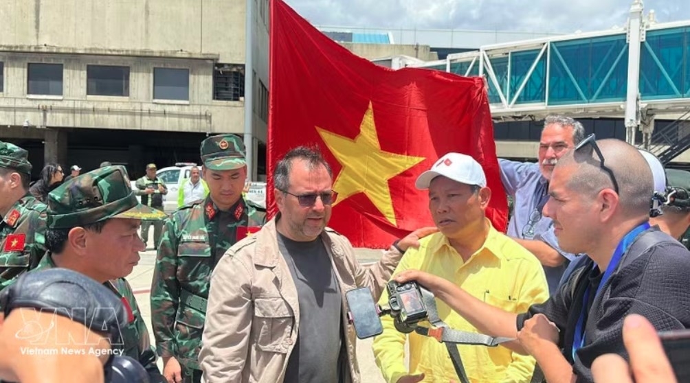 Venezuelan Minister of Foreign Affairs Yvan Gil Pinto welcomes the Vietnamese team at the airport. (Photo: VNA)