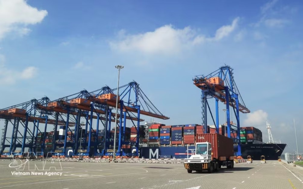 A container truck runs at the Gemalink International Port, part of the Cai Mep port complex, in Tan Phuoc ward, Ho Chi Minh City. (Photo: VNA)