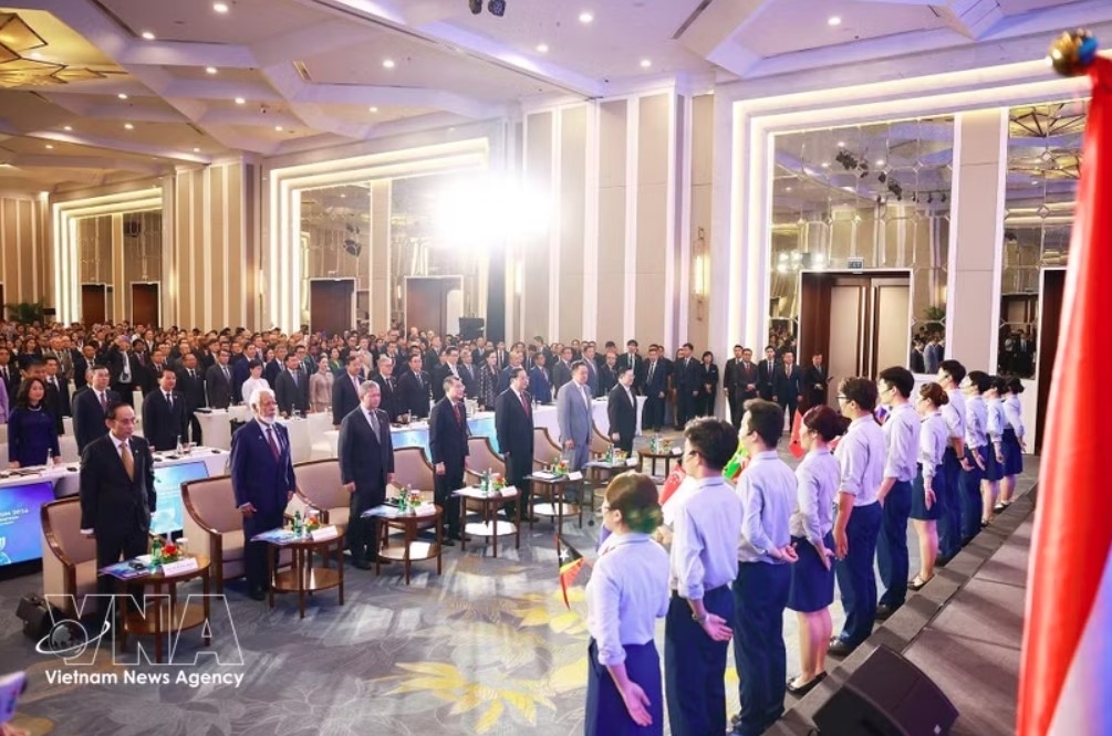 Vietnamese Prime Minister Le Minh Hung, along with Lao Prime Minister Sonexay Siphandone; Cambodian Prime Minister Hun Manet; Thai Prime Minister Anutin Charnvirakul; Timor-Leste Prime Minister Kay Rala Xanana Gusmão; and ASEAN Secretary-General Kao Kim Hourn, pose for a group photo with the speakers. (Photo: VNA)