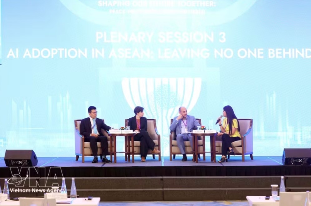 Speakers at the third plenary session of the third ASEAN Future Forum in Hanoi on June 9 (Photo: VNA)