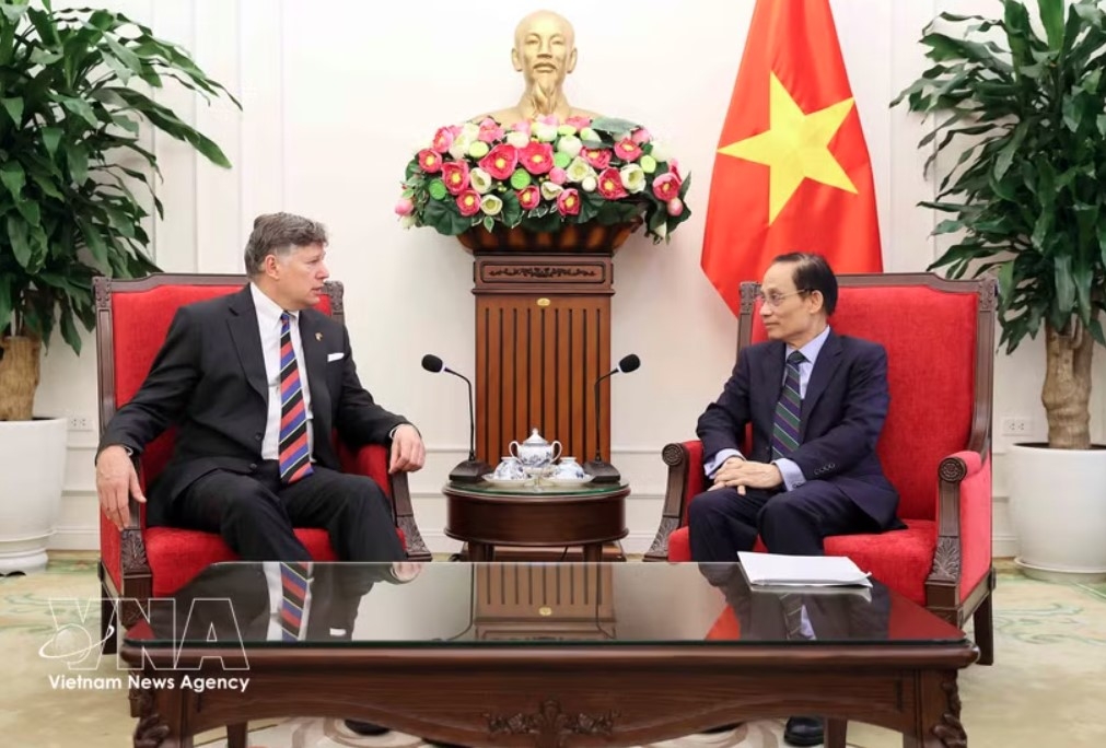 Minister of Foreign Affairs Le Hoai Trung (right) receives US Deputy Secretary of State Christopher Landau in Hanoi on June 10 (Photo: VNA)