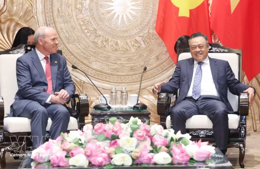 Politburo member, Secretary of the Party Central Committee and Chairman of the committee’s Inspection Commission Tran Sy Thanh (R) receives Canadian Ambassador to Vietnam Jim Nickel in Hanoi on June 11. (Photo: VNA)