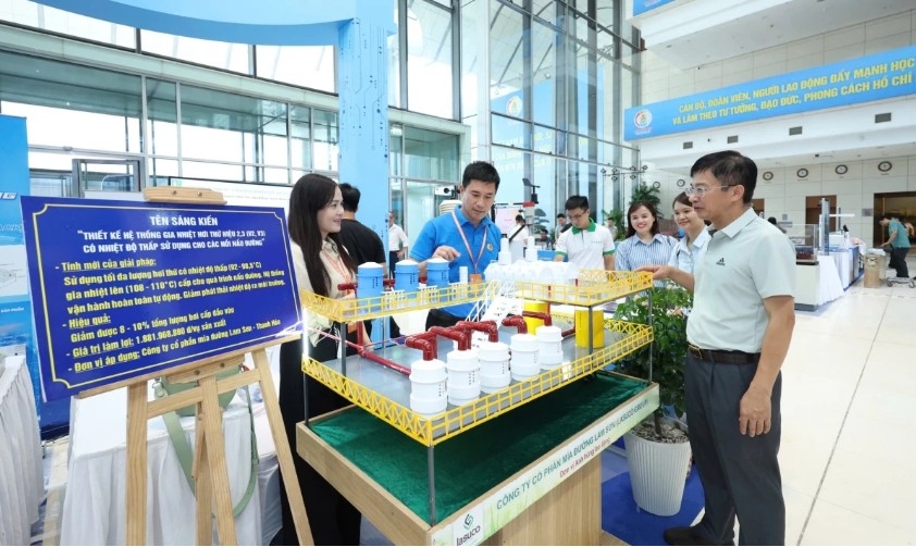 The exhibition, one of the highlights of the 14th Congress of the Vietnam Trade Union, honours the intellect, resilience, creativity and important contributions of Vietnam's working class.