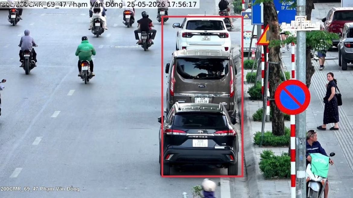 Through UAV surveillance system, several cars are found parking illegall on Pham Van Dong Street, Phu Dien ward. (Photo: police)