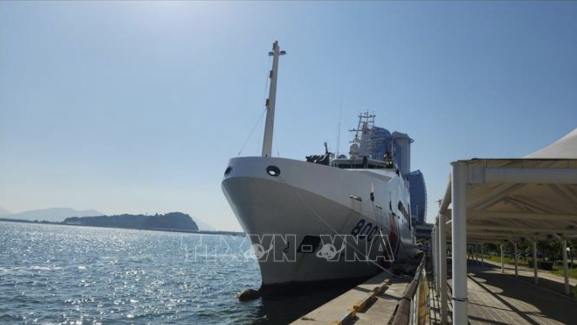 Vietnam Coast Guard ship 8001 docks at Yeosu Port in South Jeolla Province, the RoK (Photo: VNA)