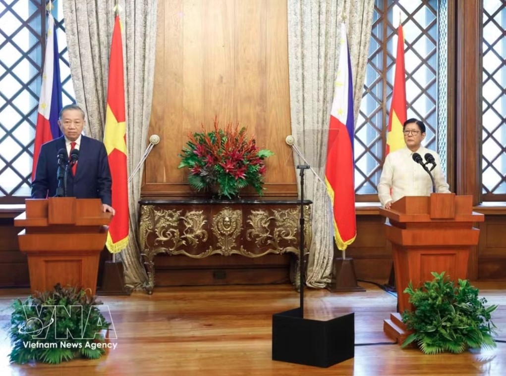 General Secretary of the Communist Party of Vietnam Central Committee and State President To Lam (left), and Philippine President Ferdinand Romualdez Marcos Jr. meet with the press to announce the results of their earlier talks. (Photo: VNA)