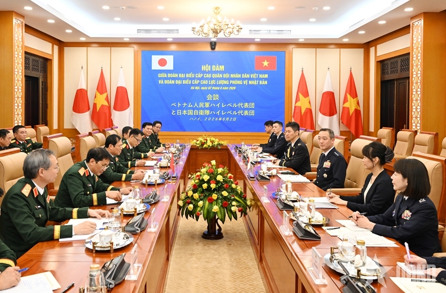 Talks in Hanoi on June 2 between General Nguyen Tan Cuong, Chief of the General Staff of the Vietnam People’s Army and Deputy Minister of National Defence, and General Uchikura Hiroaki, Chief of Staff of the Japan Self-Defense Forces. (Photo: PANO)