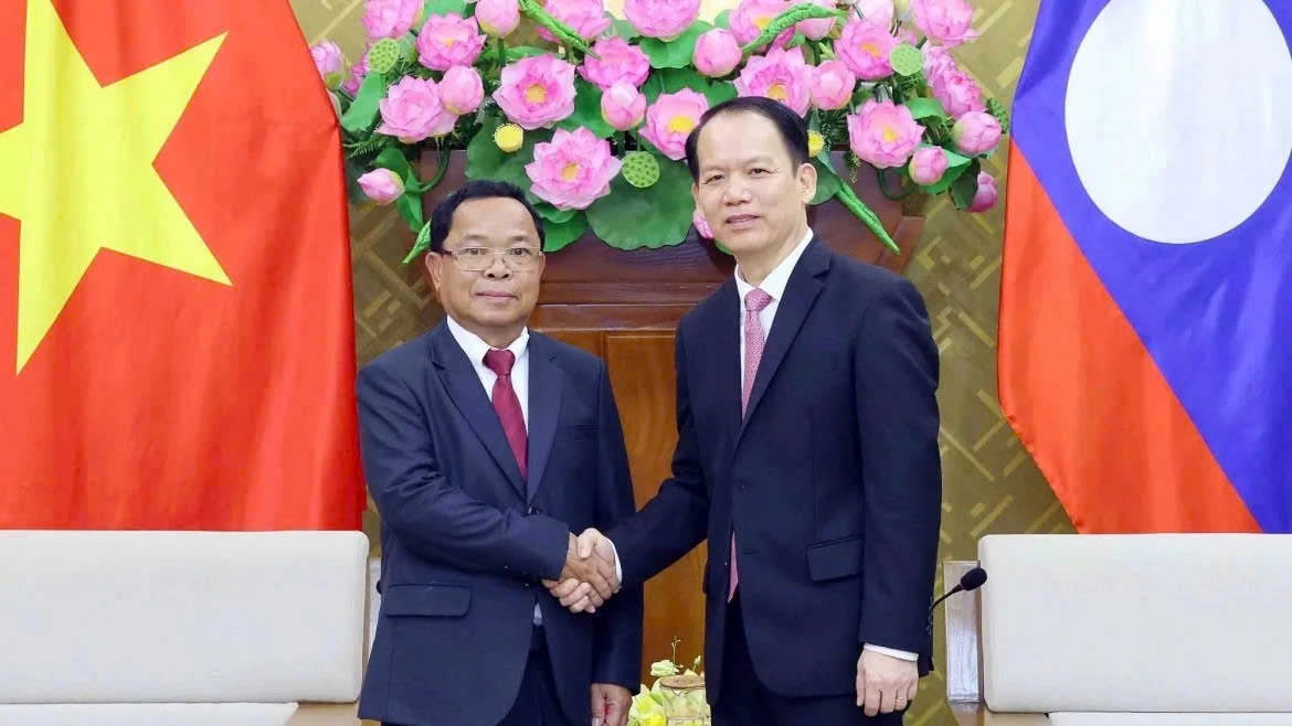 Vietnamese Minister of Justice Hoang Thanh Tung (R) and Lao Minister of Justice Khamphan Phommathat pose for a photo ahead of their talks in Hanoi on June 16