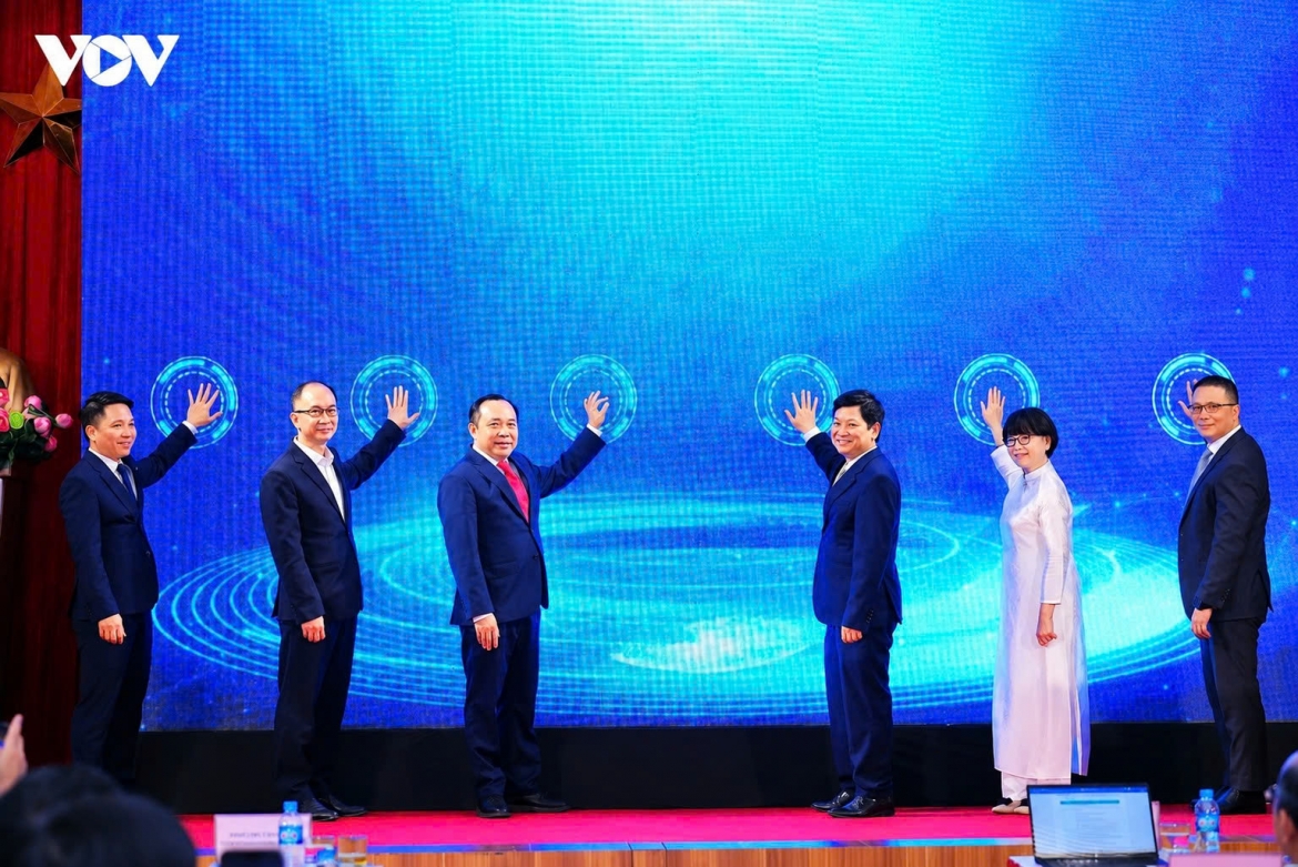 Officials press the button to inaugurate the first National Semiconductor Chip Prototyping Support Centre in Vietnam