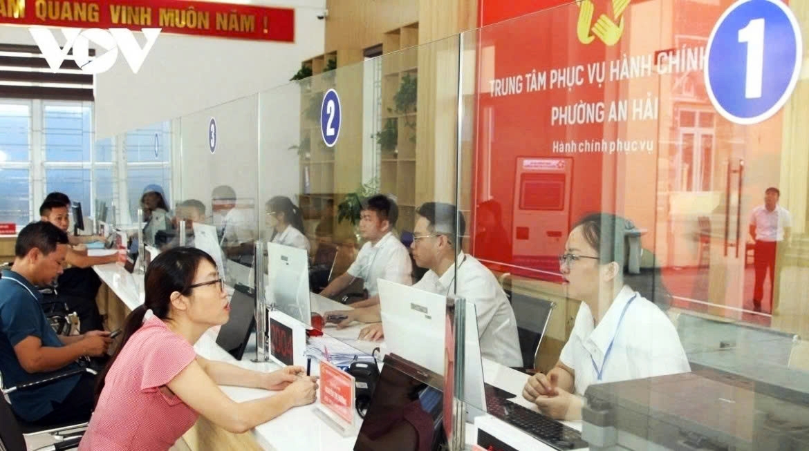 Residents complete administrative procedures at a Public Administrative Service Centre following the implementation of Vietnam's two-tier local government model