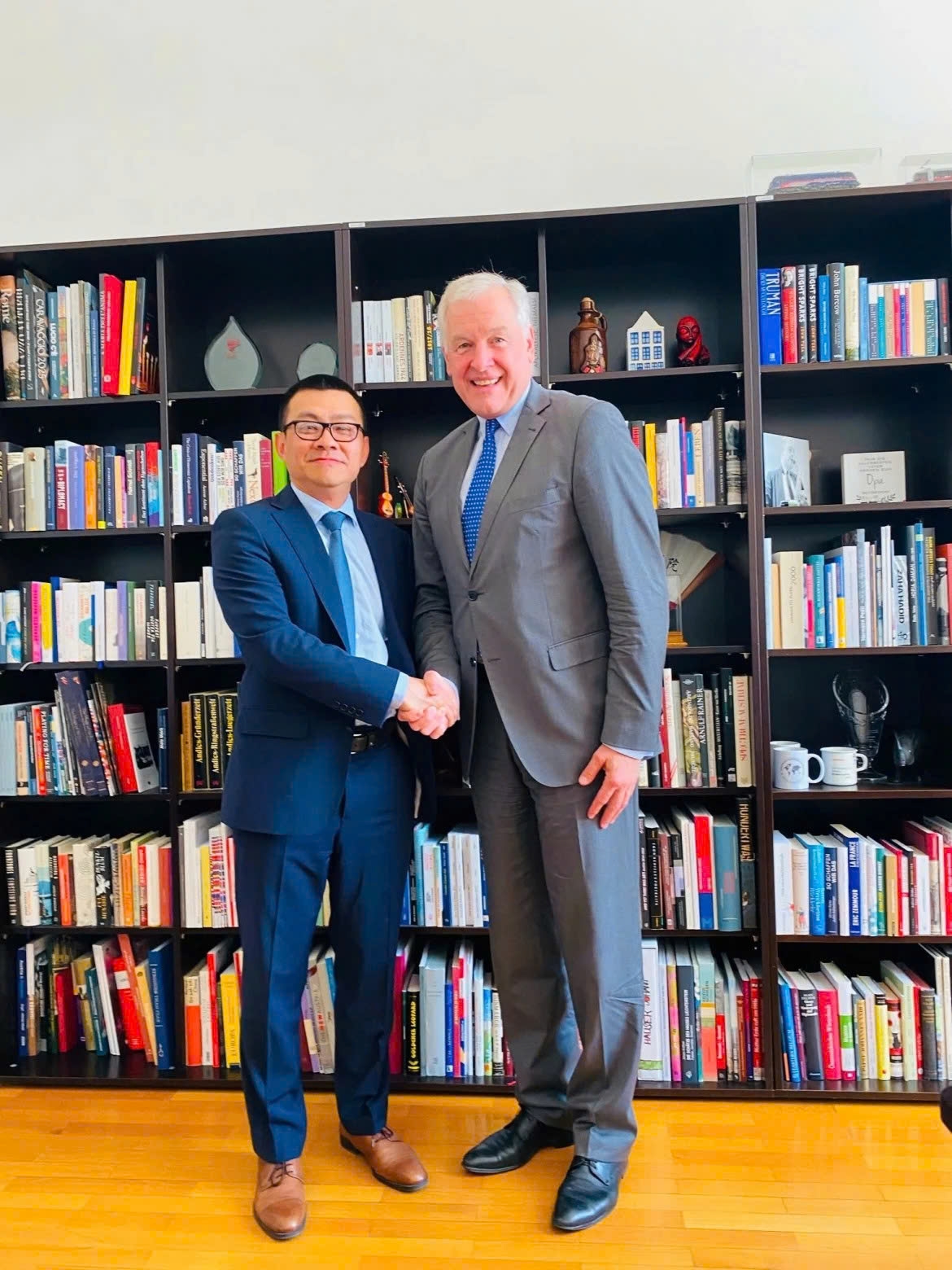 Vietnamese Ambassador to Austria Vu Le Thai Hoang (L) and Diplomatic Academy of Vienna Director Dr. Martin Eichtinger during a recent meeting in Vienna