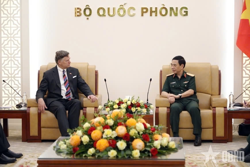 Vietnamese Minister of National Defence General Phan Van Giang (R) receives visiting US Deputy Secretary of State Christopher Landau in Hanoi on June 10. (Photo: PANO)