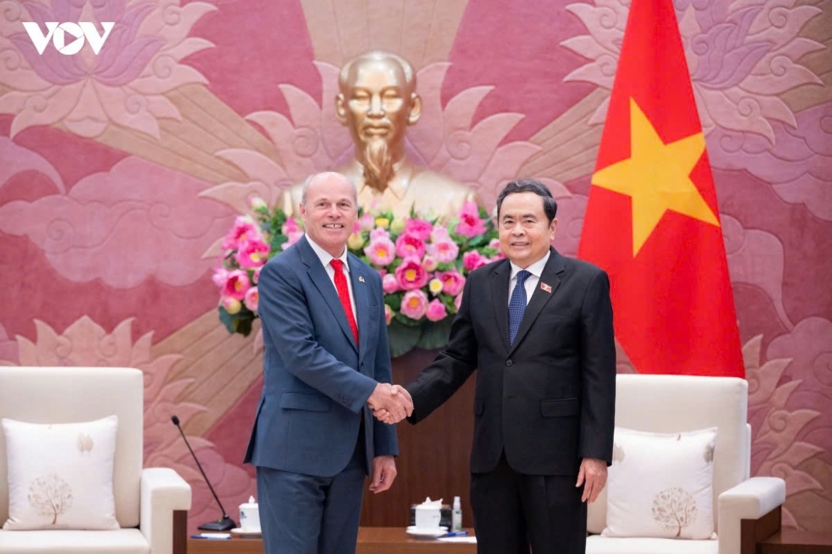 Vietnamese National Assembly Chairman Tran Thanh Man (R) and newly appointed Canadian Ambassador to Vietnam Jim Nickel during their meeting in Hanoi on June 18
