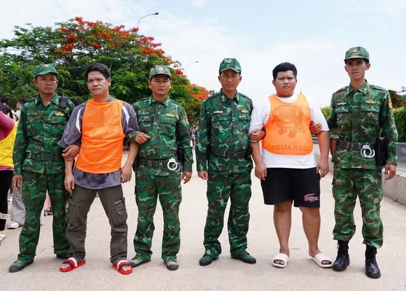 During the reception process, the An Giang provincial Border Guard Command detects and arrests two people residing in Ho Chi Minh City, for robbery and for receiving stolen property. (Photo: VNA)