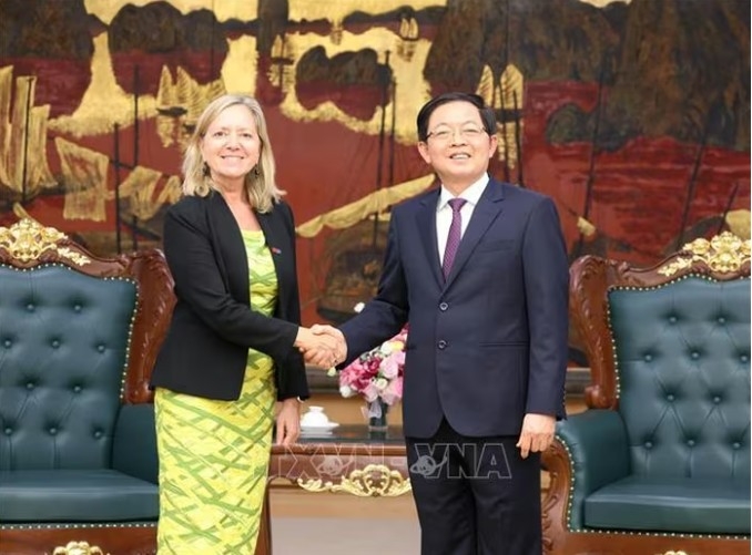 Ho Quoc Dung receives Mariam Sherman, World Bank Country Director for Vietnam, Cambodia and Laos. (Photo: VNA)