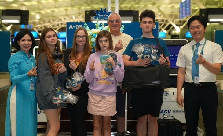 The first passengers on the inaugural Hanoi-Amsterdam flight receive souvenirs from the airline. (Photo: Vietnam Airlines)