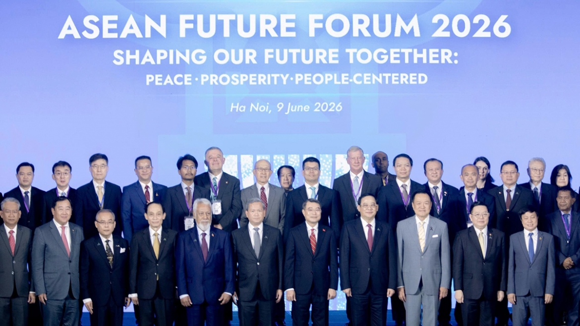 Foreign delegates pose for a group photo at the third ASEAN Future Forum (AFF 2026) in Hanoi