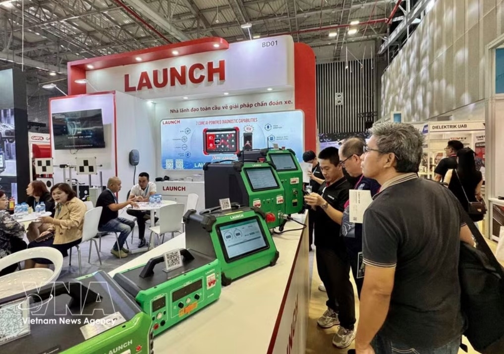 Visitors explore smart electronic devices on display at the exhibition. (Photo: VNA)
